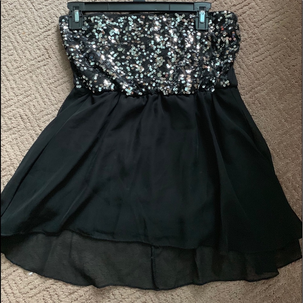 ✨Strapless Sequin Top✨